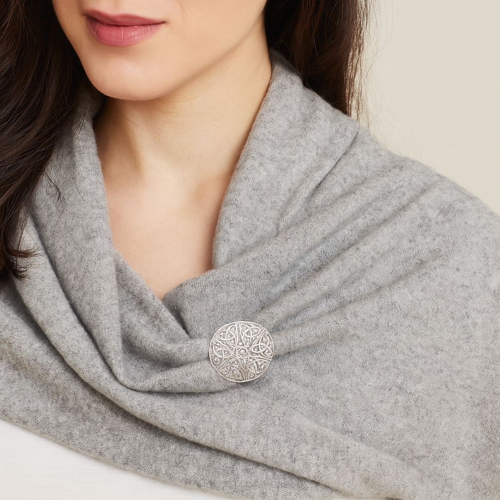 Keltische Magnetbrosche Silber – Vintage Design mit Glitzersteinen, Rund, Eleganter Modeschmuck