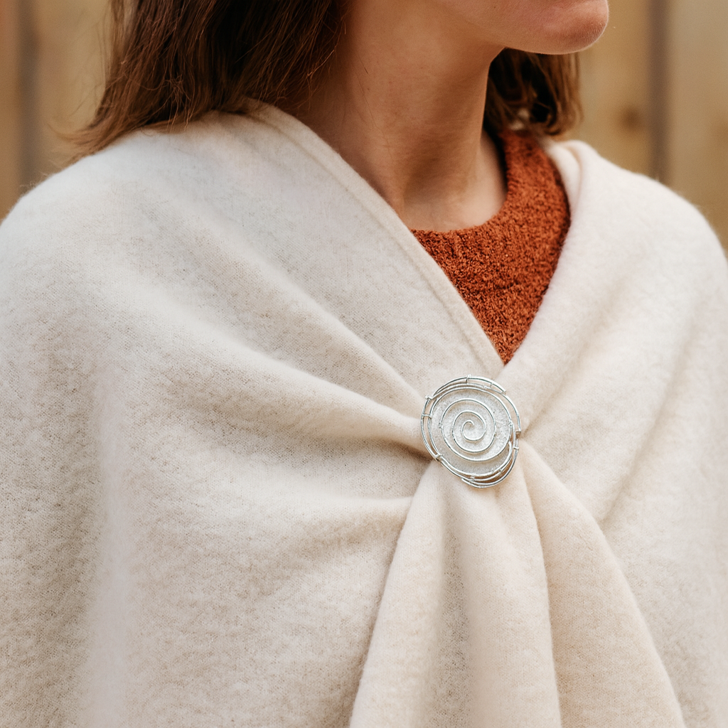 Magnetbrosche „Perlenschnecke“ – elegantes Schal- und Tuch-Accessoire, versilbert