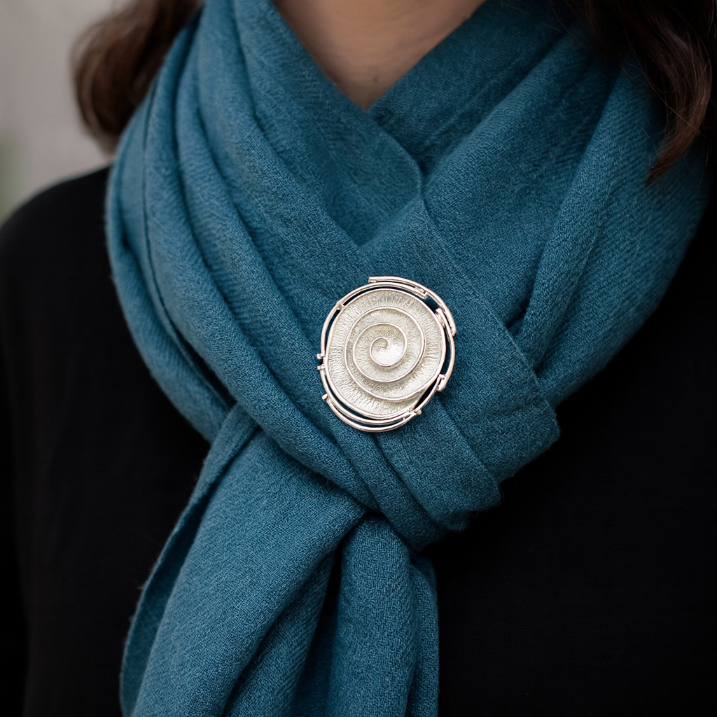 Magnetbrosche „Perlenschnecke“ – elegantes Schal- und Tuch-Accessoire, versilbert